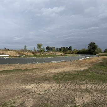 Ausgelegte Teichfolie an der neuen Teichanlage während der Bauphase